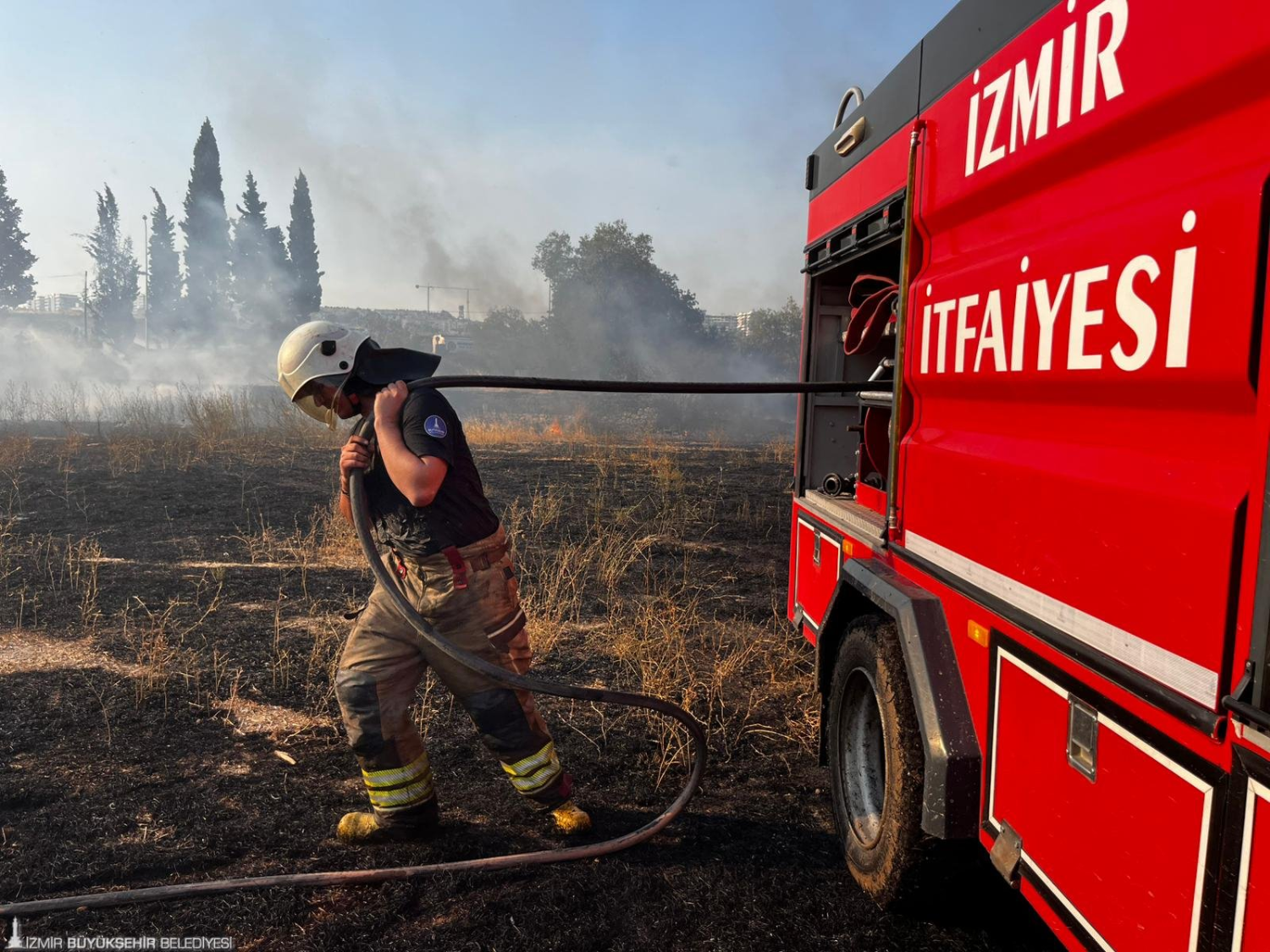 Menemen’deki ot yangını fabrikalara sıçramadan kontrol altına alındı